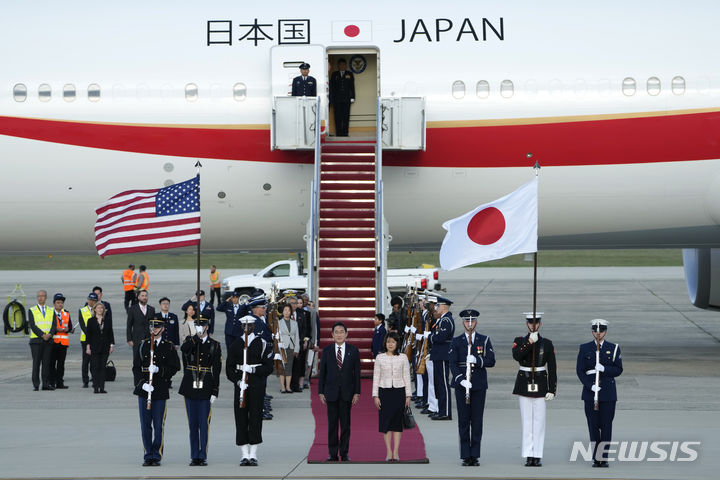 [앤드루스 공군기지=AP/뉴시스]기시다 후미오(가운데 왼쪽) 일본 총리와 부인 기시다 유코(가운데 오른쪽) 여사가 8일(현지시각) 미국 메릴랜드주 앤드루스 공군기지에서 열린 도착, 환영식에 참석하고 있다. 조 바이든 대통령은 10일 기시다 총리를 위한 국빈만찬을 주최할 예정이다. 2024.04.09.