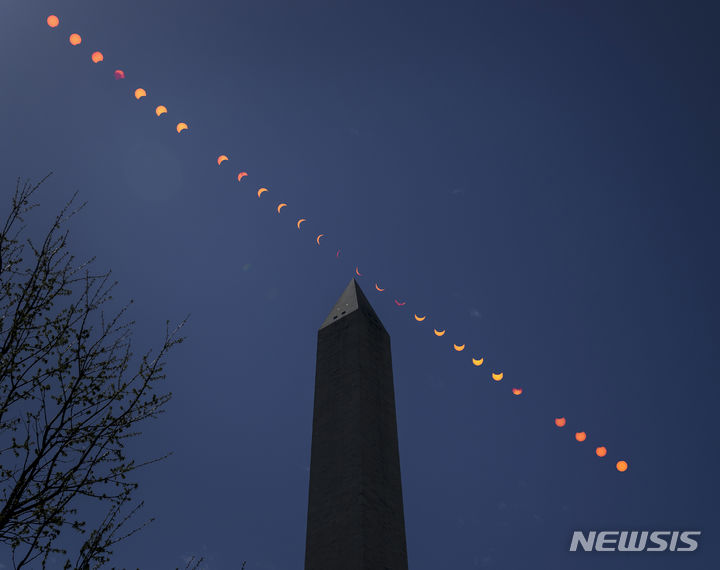 [워싱턴=AP/뉴시스] 8일(현지시각) 미국 워싱턴 기념탑 위로 개기일식이 관측되고 있다. 2024.04.09.