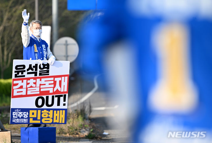 [광주=뉴시스] 김혜인 기자 = 제22대 국회의원 선거 투표를 하루 앞둔 9일 오전 광주 광산구 수완동 산월IC에서 더불어민주당 민형배 후보가 출근길 인사를 하고 있다. 2024.04.09. hyein0342@newsis.com