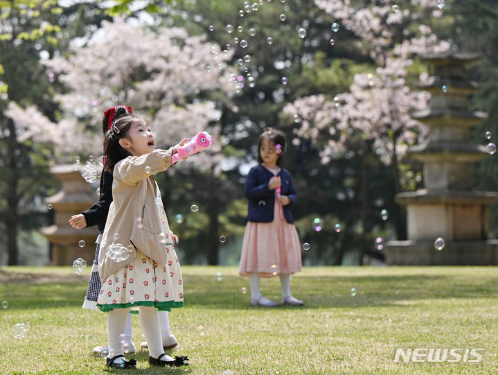 광주 북구 용봉동 전남대학교로 야외활동을 나온 광주의 한 어린이집 아이들이 비눗방울을 가지고 놀고 있다. (뉴시스DB) photo@newsis.com