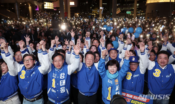 [서울=뉴시스] 이영환 기자 = 이재명 더불어민주당 대표와 강태웅 용산구 후보를 비롯한 참석자들이 9일 오후 서울 용산구 용산역 광장에서 열린 정권심판·국민승리 총력유세에서 퍼포먼스를 하고 있다. (공동취재) 2024.04.09. photo@newsis.com