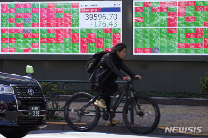 [도쿄=AP/뉴시스]일본 도쿄의 한 증권회사에서 닛케이225지수를 보여주는 주식시황판 자료사진. 2024.04.26.