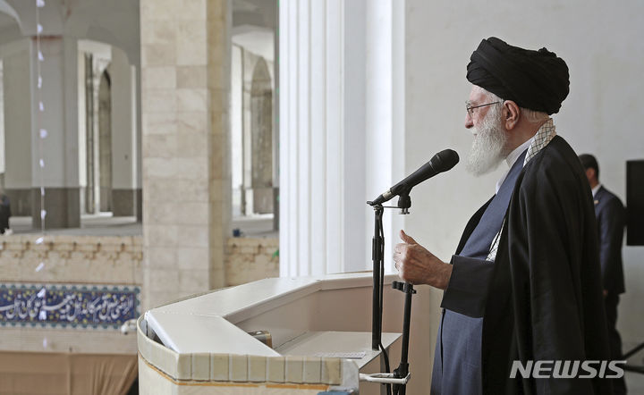 [테헤란=AP/뉴시스] 아야톨라 알리 하메네이 이란 최고지도자가 지난달 10일(현지시각) 이란 수도 테헤란에서 라마단 종료를 알리는 이드 알피트르 기도식에 참석해 설교하고 있다. 사진은 이란 최고지도자실 제공. 2024.05.20.