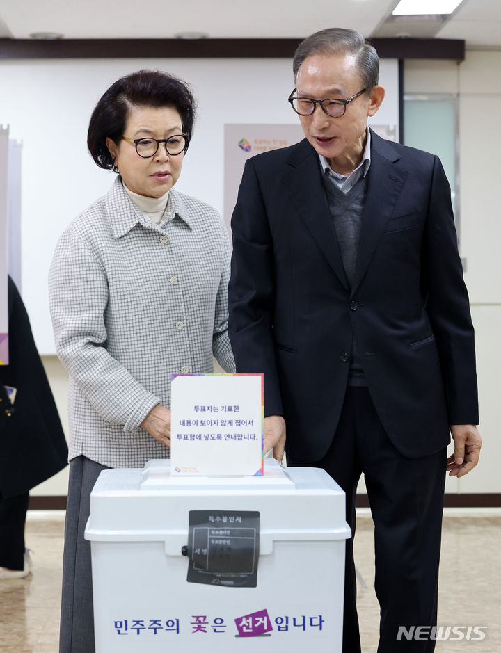 [서울=뉴시스] 김명년 기자 = 이명박 전 대통령이 10일 오전 서울 국민연금공단서울남부지역본부에 마련된 논현1동 제3투표소에서 부인 김윤옥 여사와 함께 투표를 하고 있다. (공동취재) 2024.04.10. kmn@newsis.com