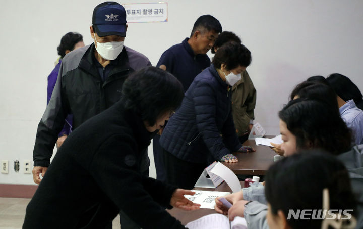 [전주=뉴시스] 김얼 기자 = 제22대 국회의원 선거일인 10일 전북 전주시 완산구 서신동 서신동주민센터에 마련된 서신동 제1투표소에서 유권자들이 투표를 하기 위해 줄지어 서 있다. 2024.04.10. pmkeul@newsis.com