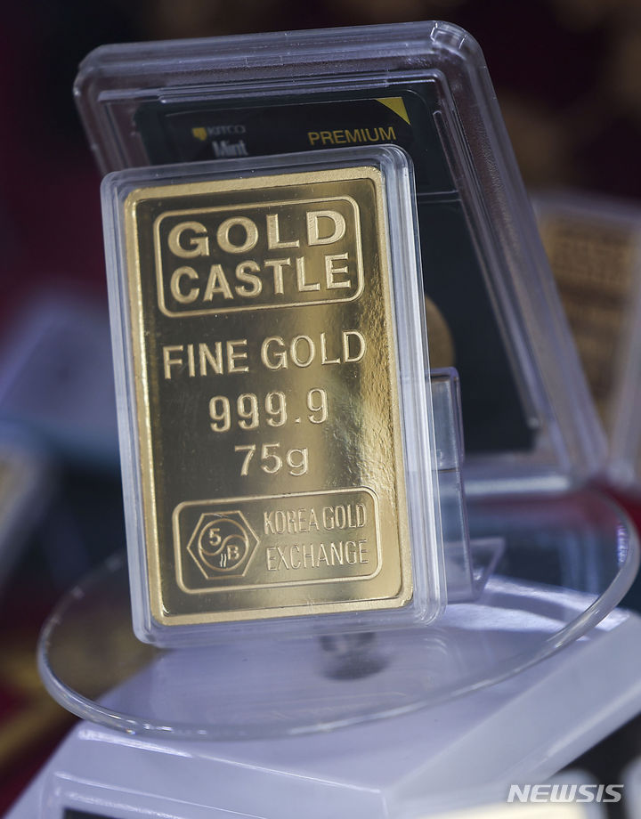 [서울=뉴시스] 정병혁 기자 = 10일 서울 종로구의 금은방에 금 제품이 진열되어 있다. 금 가격이 8일 연속 사상 최고치를 경신하고 있다. 뉴욕상품거래소(COMEX)에 따르면 미국의 6월물 금 가격은 온스 당 2362.40달러를 기록했다. 전일대비 5.6달러(0.23%) 상승했다. 2024.04.10. jhope@newsis.com