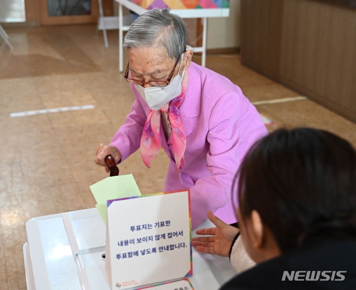 [광주=뉴시스] 박기웅 기자 = 제22대 국회의원 선거일인 10일 오전 광주 동구지역 최고령 유권자인 김정자(108·여)씨가 계림1동 제2투표소에서 투표를 하고 있다. 2024.04.10. pboxer@newsis.com