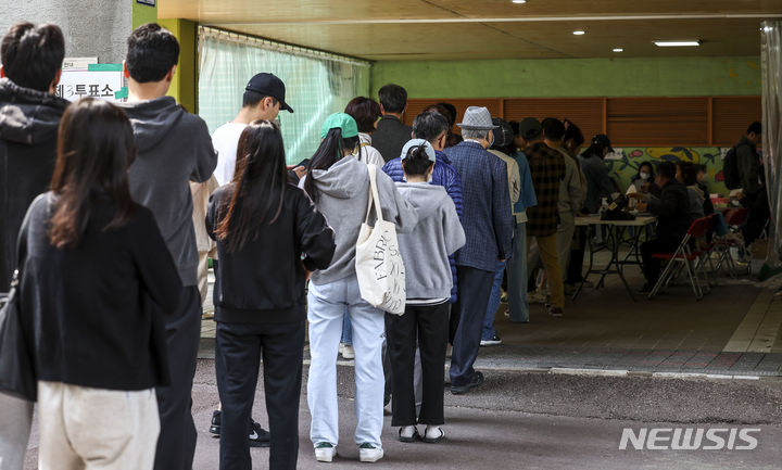 [서울=뉴시스] 정병혁 기자 = 제22대 국회의원 선거일인 10일 서울 성북구 삼각산초등학교에 마련된 투표소를 찾은 유권자들이 투표를 위해 줄 서 있다. 2024.04.10. jhope@newsis.com