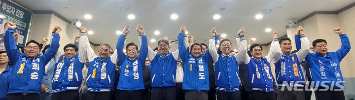 [전주=뉴시스] 김얼 기자 = 제22대 국회의원 선거일인 10일 전북 전주시 더불어민주당 전북특별자치도당에서 전북지역 국회의원 후보들이 출구조사를 시청하며 환호성을 지르고 있다. 왼쪽부터 박희승(남원장수임실무주), 이성윤(전주을), 윤준병(정읍고창), 정동영(전주병), 이춘석(익산갑), 한병도(익산을), 김윤덕(전주갑), 신영대(군산김제부안갑), 이원택(군산김제부안을), 안호영(완주진안무주) 후보. 2024.04.10. pmkeul@newsis.com