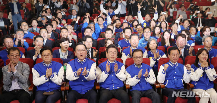 [서울=뉴시스] 이영환 기자 = 이재명 더불어민주당 대표와 이해찬, 김부겸 상임공동선대위원장 등이 10일 오후 서울 여의도 국회 의원회관에 마련된 제22대 국회의원선거 개표상황실에서 출구조사 결과를 보며 기뻐하고 있다. 앞줄 왼쪽 두 번째부터 홍익표 공동선대위원장, 김부겸 상임공동선대위원장, 이재명 대표, 이해찬 상임공동선대위원장, 더불어민주연합 윤영덕, 백승아 공동상임선대위원장. (공동취재) 2024.04.10.  photo@newsis.com