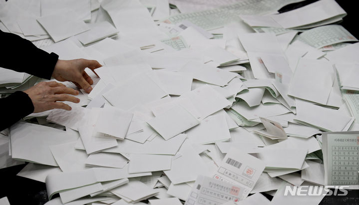 [대구=뉴시스] 이무열 기자 = 제22대 국회의원선거가 열린 10일 대구 중구 동산동 성명여자중학교 체육관에 마련된 개표소에서 개표사무원들이 투표용지를 분류하고 있다. 2024.04.10. lmy@newsis.com