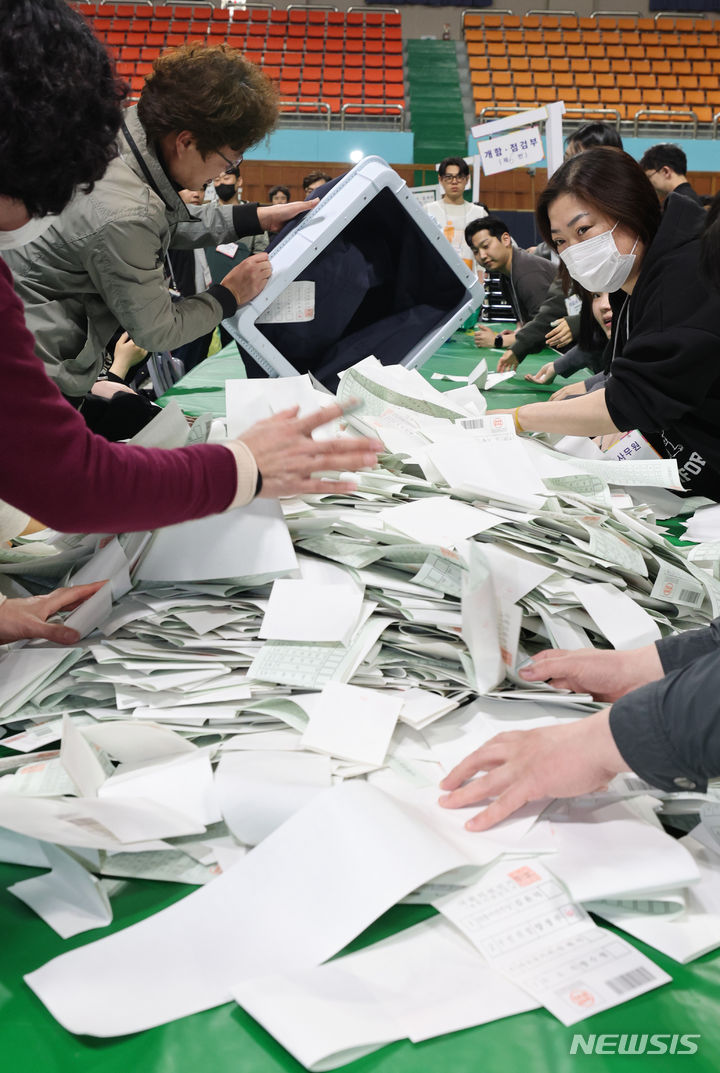 [전주=뉴시스] 김얼 기자 = 제22대 국회의원 선거일인 10일 전북 전주시 전주화산체육관에 마련된 개표소에서 개표 사무원들이 개표작업을 하고 있다. 2024.04.10. pmkeul@newsis.com