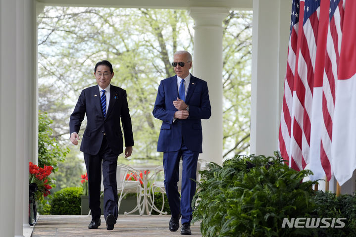 [워싱턴=AP/뉴시스]조 바이든 미국 대통령과 기시다 후미오 일본 총리가 10일(현지시각) 백악관에서 양자회담을 진행한 뒤 공동 기자회견을 개최하기 위해 이동하고 있다. 2024.04.11.