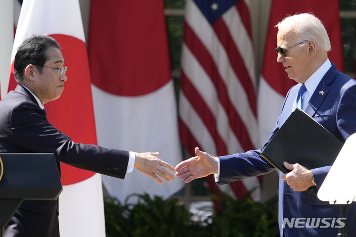 [워싱턴=AP/뉴시스]조 바이든 미국 대통령과 기시다 후미오 일본 총리가 10일(현지시각) 미 백악관에서 공동기자회견을 개최한 뒤 악수하고 있다. 2024.04.11.