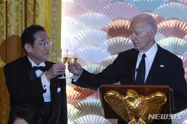 [워싱턴=AP/뉴시스] 최근 조 바이든 미국 대통령이 '일본은 외국인을 싫어한다'고 발언해 논란이 불거진 가운데, 일본 정부가 미국에 항의한 것으로 전해졌다. 사진은 바이든(오른쪽) 대통령과 기시다 후미오 일본 총리가 지난달 10일(현지시각) 미 백악관에서 열린 국빈 환영 만찬 중 건배하는 모습. 2024.5.4