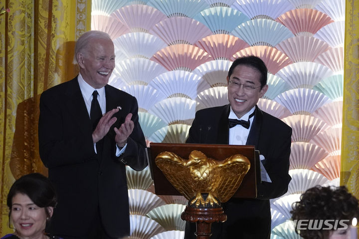 [워싱턴=AP/뉴시스]조 바이든 대통령이 미국의 최우방으로 꼽히는 일본을 중국, 러시아와 함께 '외국인 혐오'(제노포비아·xenophobia) 국가로 표현해 논란이 되고 있다. 사진은 조 바이든(왼쪽) 미국 대통령이 지난달 10일(현지시각) 백악관에서 열린 국빈 환영 만찬 중 기시다 후미오 일본 총리의 연설을 들으며 박수하고 있다. 2024.05.03.