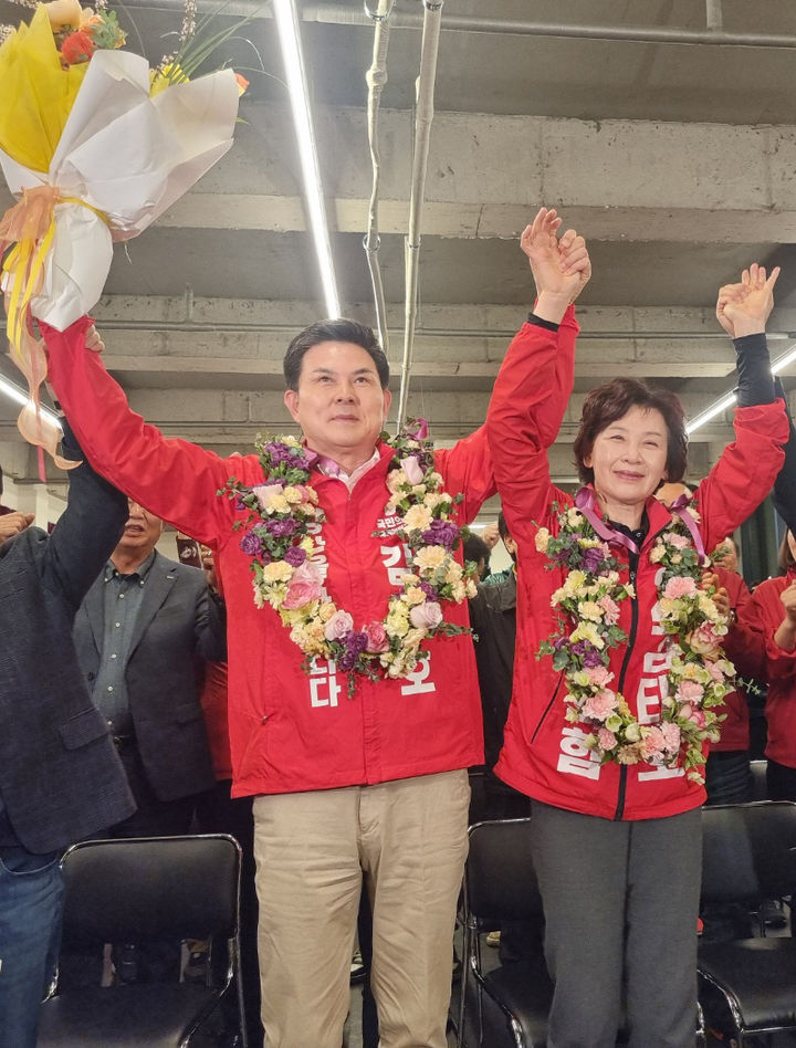 [양산=뉴시스] 안지율 기자 = 김태호 제22대 국회의원 경남 양산을 당선인이 10일 오후 자신의 선거 사무실에서 당선이 확정되자 지지자들로부터 꽃다발을 받고 환호하고 있다. (사진=양산뉴스파크 제공) 2024.04.10. photo@newsis.com  *재판매 및 DB 금지