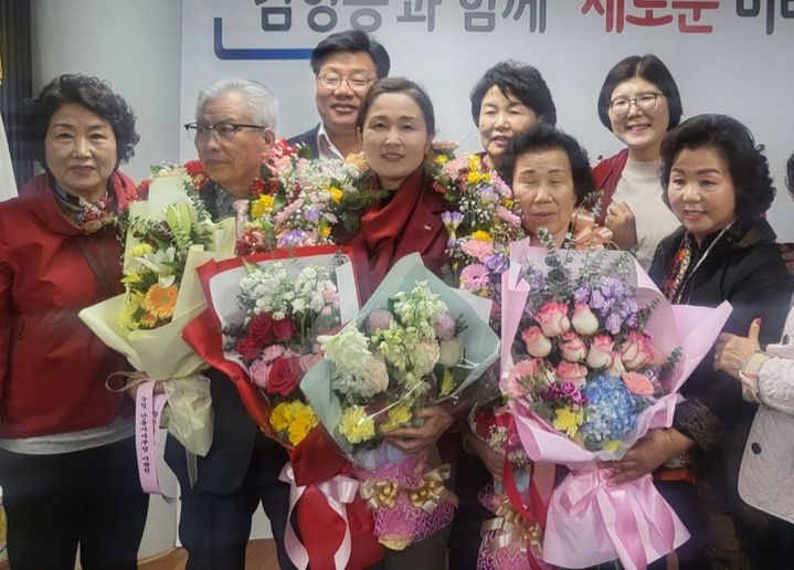 [안동=뉴시스] 11일 국민의힘 김형동 의원의 재선을 가족들과 지지자들이 축하하고 있다. (사진=김형동 당선인 사무실 제공) 2024.04.11. photo@newsis.com *재판매 및 DB 금지