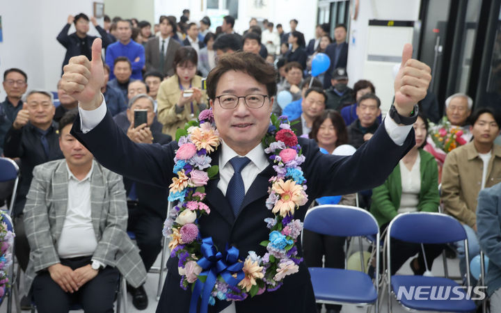 [수원=뉴시스] 경기사진공동취재단 = 제22대 국회의원 선거 수원무에 출마한 염태영 더불어민주당 후보가 10일 오후 수원시 권선구 선거사무실에서 당선이 확실시 되자 지지자들과 환호하고 있다. 2024.04.10. photo@newsis.com