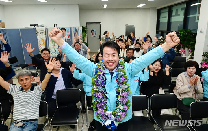 [울산=뉴시스] 배병수 기자 = 울산 북구에 출마한 진보당 윤종오 후보가 11일 선거사무실에서 당선이 확정되자 지지자들과 함께 환호하고 있다. (공동취재). 2024.04.11. bbs@newsis.com