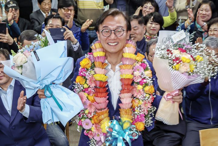 [부산=뉴시스] 하경민 기자 = 제22대 국회의원 선거 부산 지역구 중 유일한 더불어민주당 당선자인 전재수 북구갑 후보가 10일 밤 자신의 선거캠프에서 환호하고 있다. (사진=부산일보 제공) 2024.04.11. photo@newsis.com *재판매 및 DB 금지