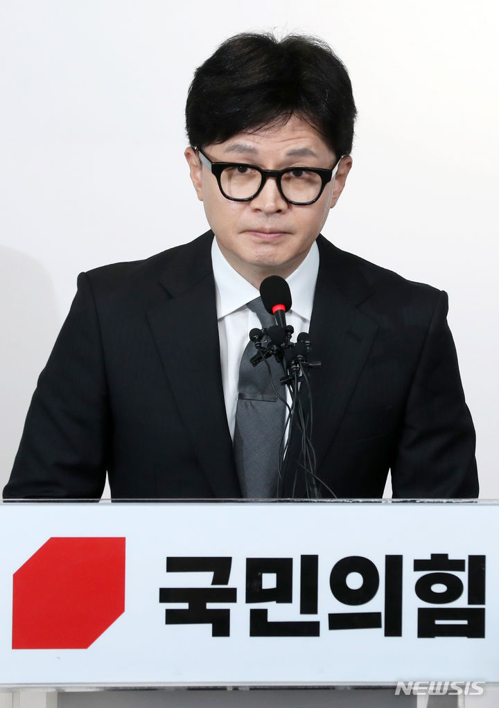 [서울=뉴시스] 이영환 기자 = 한동훈 국민의힘 비상대책위원장이 11일 오전 서울 여의도 중앙당사에서 제22대 총선 관련 입장발표를 하고 있다. (공동취재) 2024.04.11. photo@newsis.com