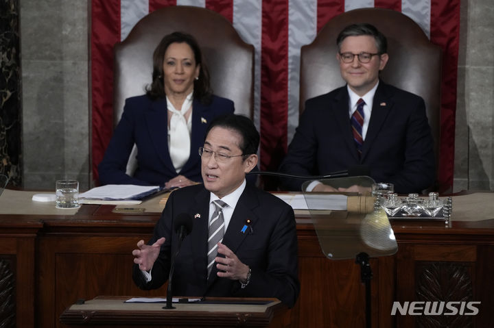 [워싱턴=AP/뉴시스]미국을 국빈방문한 기시다 후미오 일본 총리가 11일(현지시각) 워싱턴DC 국회의사당에서 열린 상하원 합동회의에서 연설하고 있다. 2024.04.12.