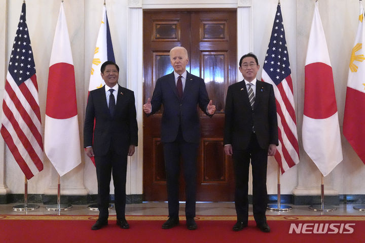 [워싱턴=AP/뉴시스] 사진은 조 바이든(가운데) 미국 대통령이 지난 11일(현지시각) 백악관 이스트룸에서 열리는 미국·일본·필리핀 3국 정상회의에 앞서 기시다 후미오(오른쪽) 일본 총리, 페르디난드 마르코스 주니어 필리핀 대통령과 기념 촬영을 하고 있는 모습. 2024.04.18.