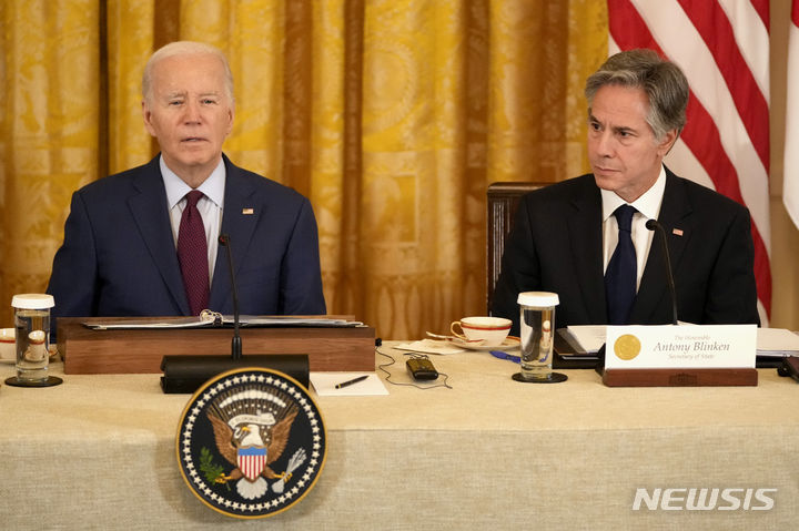 [워싱턴DC=AP/뉴시스] 조 바이든(가운데) 미국 대통령이 11일(현지시각) 수도 워싱턴DC 백악관 이스트룸에서 열린 미국·일본·필리핀 3국 정상회의에서 토니 블링컨 미국 국무장관이 지켜보는 가운데 발언하고 있다. 2024.04.12.