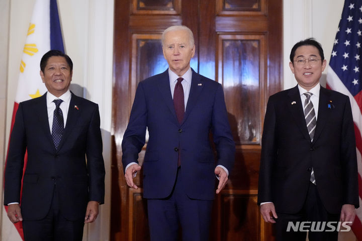 [워싱턴DC=AP/뉴시스] 조 바이든(가운데) 미국 대통령이 11일(현지시각) 수도 워싱턴DC 백악관 이스트룸에서 열린 미국·일본·필리핀 3국 정상회의에 앞서 기시다 후미오(오른쪽) 일본 총리와 페르디난드 마르코스 필리핀 대통령과 함께 발언하고 있다. 2024.04.12.