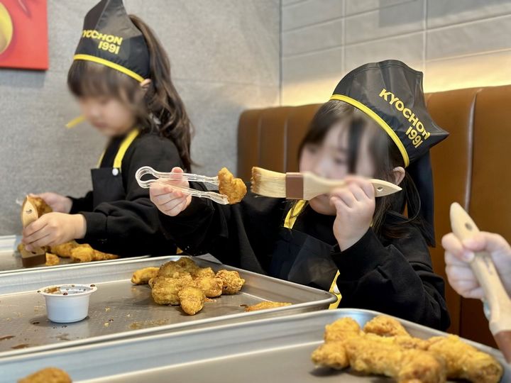 어린이들이 치킨 만들기 체험을 하고 있다.(사진=교촌치킨 제공) *재판매 및 DB 금지