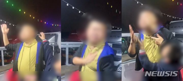 중국에서 게임에 빠진 아들을 제대로 가르치지 못했다며 자신의 뺨을 때린 아버지의 영상이 소셜미디어(SNS)에 퍼져 화제가 됐다. 출처 : @LUOXIANGZY *재판매 및 DB 금지