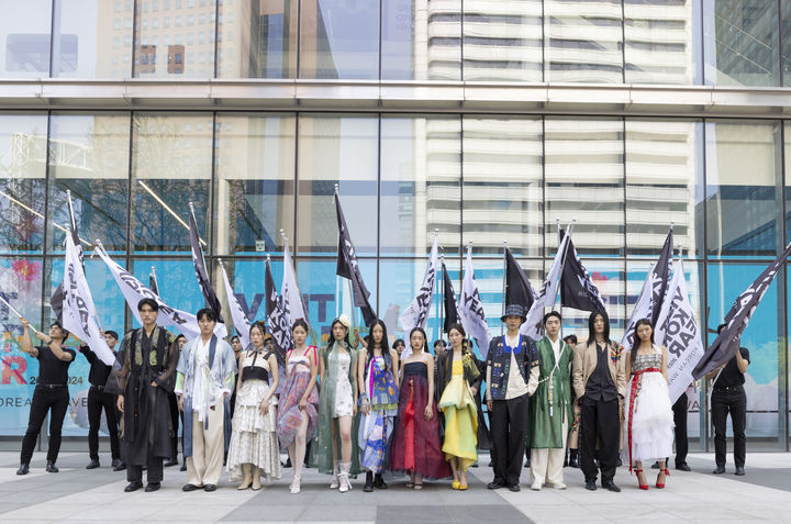 12일 청계천에서 열린 한복패션쇼에서 깃발 퍼포먼스가 펼쳐졌다. (사진=한국관광공사 제공) photo@newsis.com *재판매 및 DB 금지