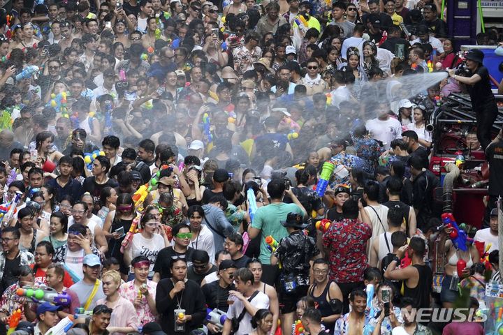 [방콕=AP/뉴시스] 태국의 최대 명절인 ‘송끄란’ 연휴 닷새 만에 음주 운전 등으로 인한 사망자가 200명을 넘어섰다고 방콕포스트가 16일(현지시각) 보도했다. 사진은 방콕에서 송끄란 축제 현장. 2024.04.17.