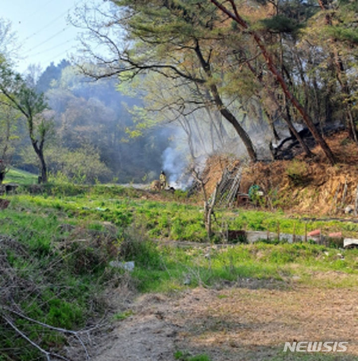 장성군 삼계면 야산과 인접한 밭에서 불이나 산림 당국이 진화하고 있다. (사진=뉴시스 독자 제공) photo@newsis.com *재판매 및 DB 금지