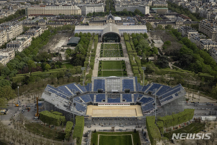 [파리=AP/뉴시스]파리 시내에 올림픽 경기장이 들어서고 있다. 2024.04.14.