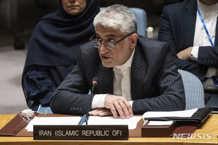 [뉴욕=AP/뉴시스] 14일(현지시각) 미국 뉴욕 유엔본부에서 열린 긴급 안전보장이사회에 참석한 아미르 사이드 이라바니 유엔 주재 이란대사가 발언하고 있다. 2024.04.15.