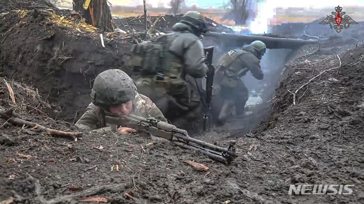 [도네츠크=AP/뉴시스] 러시아 국방부가 제공한 사진에 15일(현지시각) 러시아군이 장악한 우크라이나 동부 도네츠크주 모처에서 러시아 군인들이 군사 훈련을 하고 있다. 우크라이나군 관계자는 러시아군이 다음 달 9일까지 도네츠크주 핵심 교두보인 차시우야르를 점령할 계획을 세웠다고 주장했다. 2024.04.15.