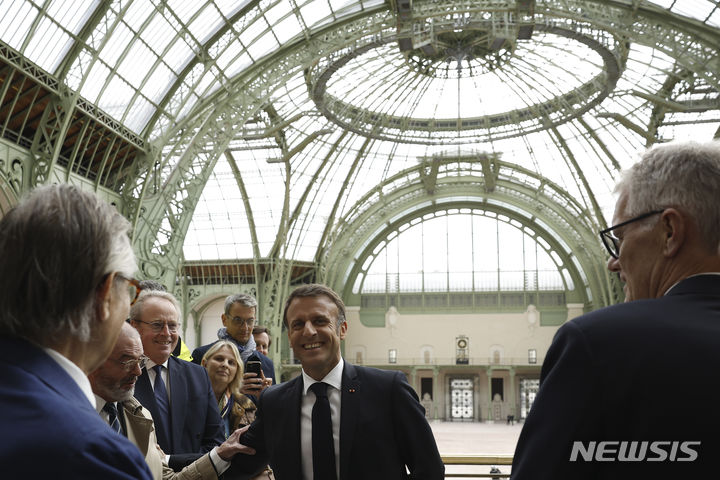 [파리=AP/뉴시스]에마뉘엘 마크롱 프랑스 대통령이 15일 7월 개막하는 파리 올림픽 펜싱과 태권도 경기가 열리는 파리 '그랑 팔레'를 방문하고 있다. 그는 이날 보안 위협이 너무 높다고 판단될 경우 센강에서 계획된 파리 올림픽 개막식이 스타드 드 프랑스로 옮겨질 수 있다고 밝혔다. 2024.04.15.