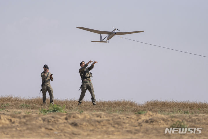 [가자지구=AP/뉴시스] 15일(현지시각) 이스라엘 군인들이 이스라엘 남부, 가자지구 국경 인근에서 드론을 띄우고 있다. 2024.04.16.