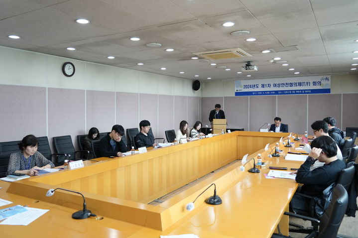 [서울=뉴시스]강북구가 여성친화도시 조성을 위해 여성안전협의체(TF)를 결성하고 첫 회의를 개최하고 있다. 2024.04.15. (사진=강북구 제공) *재판매 및 DB 금지