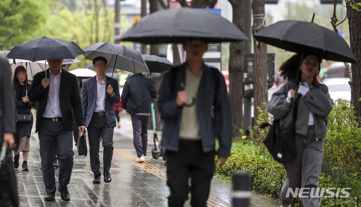 [서울=뉴시스] 정병혁 기자 = 비가 내린 15일 서울 종로구 세종대로에서 우산을 쓴 시민들이 이동하고 있다. 2024.04.15. jhope@newsis.com