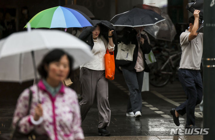 [서울=뉴시스] 정병혁 기자 = 수요일인 오는 24일은 전국이 대체로 흐린 가운데 대부분 지역에 비가 오겠다. 싸락우박이 떨어지는 곳도 있겠다. 사진은 비가 내린 지난 15일 서울 종로구 세종대로에서 우산을 쓴 시민들이 이동하는 모습. 2024.04.15. jhope@newsis.com