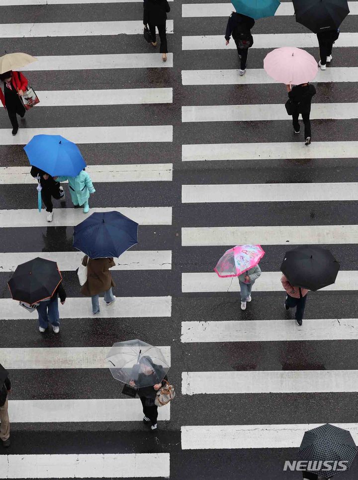 [인천=뉴시스] 전진환 기자 = 전국적으로 봄비가 내리는 15일 오전 인천 남동구 길병원 인근 횡단보도에서 시민들이 우산을 쓰고 걸어가고 있다. 2024.04.15. amin2@newsis.com