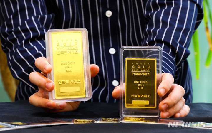 [서울=뉴시스] 김근수 기자 = 중동 정세 불안에 안전 자산인 금값 가격이 치솟는 가운데 15일 서울 종로구 한국금거래소에 직원이 골드바를 들어보이고 있다. 2024.04.15. ks@newsis.com