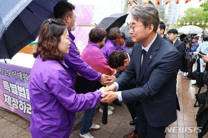 [서울=뉴시스] 김근수 기자 = 더불어민주당 노종면 당선인이 지난 4월 15일 오후 서울 중구 서울시청앞 이태원참사합동분향소를 찾아 참배를 마친 뒤 유가족들과 인사를 나누고 있다. (공동취재) 2024.04.15. ks@newsis.com