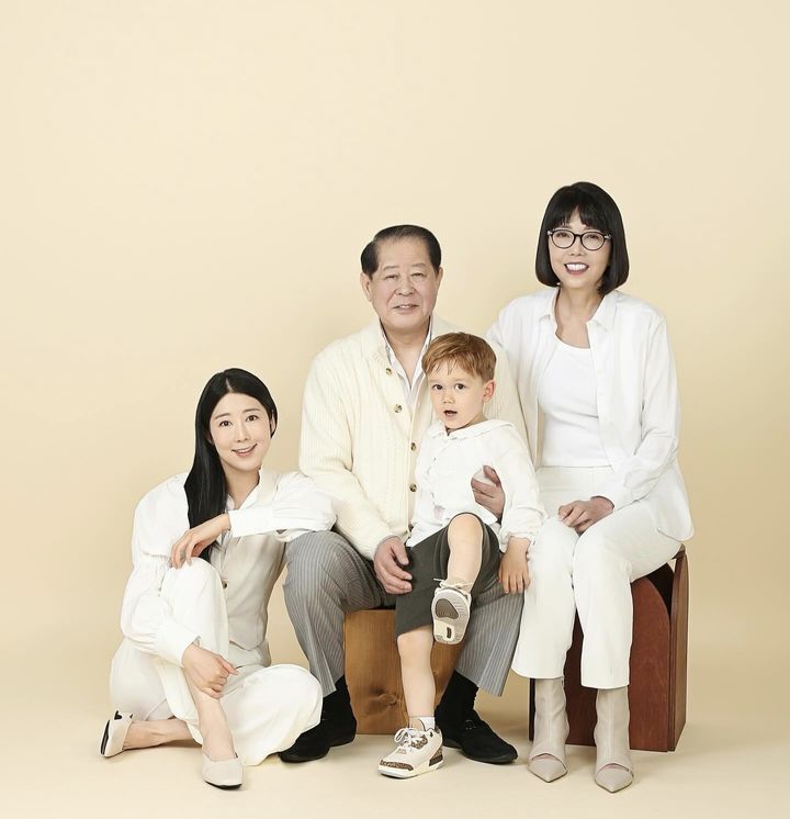 [서울=뉴시스] 일본 출신 방송인 사유리가 가족 사진을 공개했다. (사진=사유리 인스타그램 캡처) 2024.04.16. photo@newsis.com *재판매 및 DB 금지