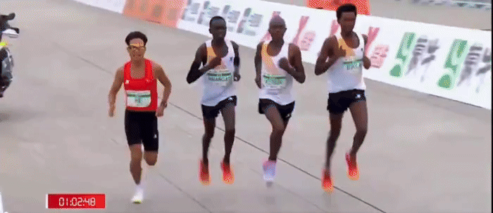 [서울=뉴시스] 중국 베이징에서 열린 하프 마라톤 대회에서 외국 선수들이 중국 선수의 우승을 위해 일부러 속도를 늦추는 모습이 포착돼 승부 조작 의혹이 일었다. (사진=X 갈무리) *재판매 및 DB 금지 *재판매 및 DB 금지