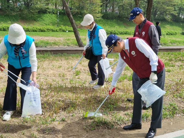 [서울=뉴시스] 재향군인회 본부 및 여성회 회원들이 양재천 일대에서 '꽃과 함께, GO!GO!GO!' 활동을 실시하고 있다. (사진=재향군인회 제공) *재판매 및 DB 금지