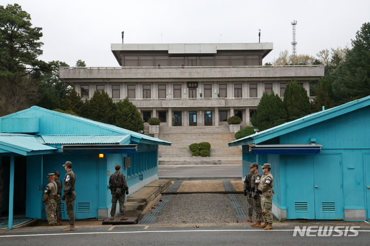 [파주=뉴시스] 청사사진기자단 = 린다 토마스-그린필드(왼쪽) 주유엔 미국대사가 판문점 공동경비구역(JSA)에 방문한 지난해 4월 16일 오전 경기 파주시 판문점에 적막한 분위기가 흐르고 있다. 2025.05.15. photo@newsis.com
